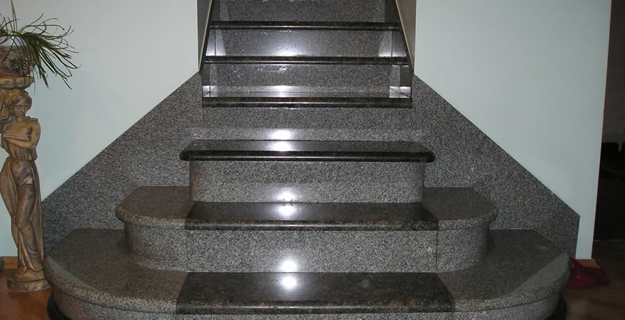 Dunkle Granit Treppen